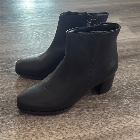 Naturalizer Black Ankle Boots Chunky Heel Waterproof 7 WIDE Leather Booties - Picture 2 of 11